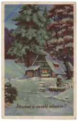 Verschneites Haus unter Bäumen