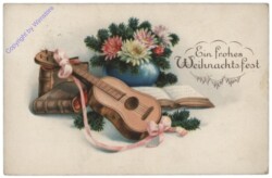 Blumenvase mit Gitarre und Büchern