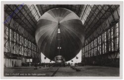 Das Luftschiff wird in die Halle gebracht