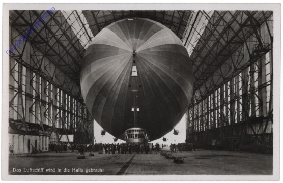 Das Luftschiff wird in die Halle gebracht