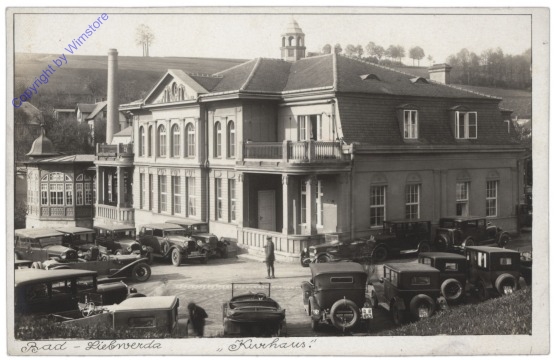 Automobile vor dem Kurhaus in Bad-Liebwerda
