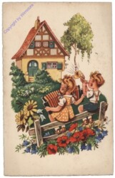 Kinder musizieren auf Zaun vor einem Häuschen