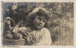Mädchen mit einem Korb Äpfel