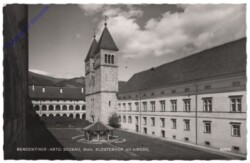 Seckau, Benediktiner Abtei, Klosterhof mit Kirche