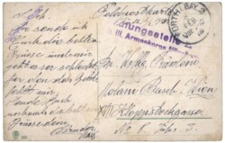 Fußartillerie mit schweren Feldhaubitzen in guter Deckung