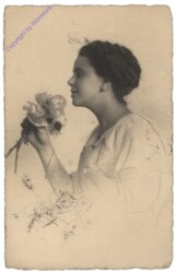 ak111435 Frau mit Rosen