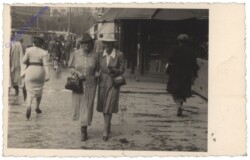 Damen spazieren eine Straße entlang