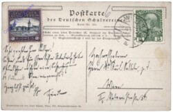 Mann stützt sich am Zaun ab