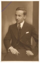 Herr sitzend