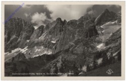 Ramsau, Dachsteinsüdwandhütte mit Dachstein und Dirndl