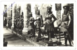 Innsbruck, Hofkirche, rechtsseitige Statuengruppe