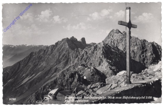 Innsbruck, Nordkettenbahn, Blick vom Hafelekargipfel auf Bergstation