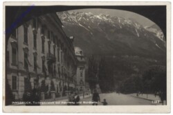 Innsbruck, Torbogenblick auf Rennweg und Nordkette