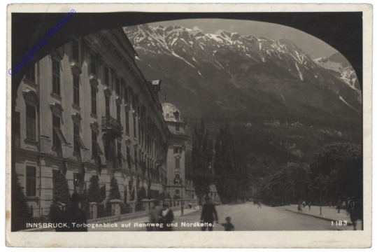 Innsbruck, Torbogenblick auf Rennweg und Nordkette