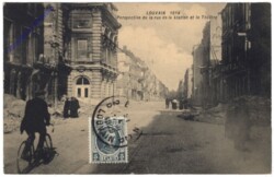 Louvain-la-Neuve, Perspective de la rue de la station et le Theatre