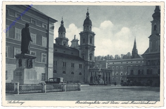 ak120672 Salzburg, Residenzplatz mit Dom und Mozartdenkmal