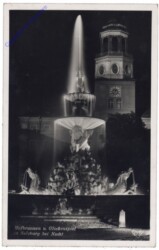 Salzburg, Hofbrunnen und Glockenspiel bei Nacht