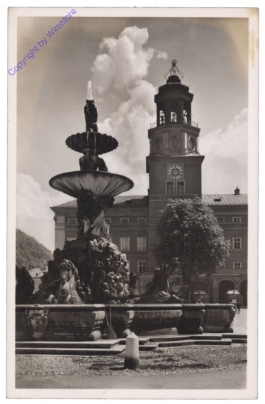 ak120694 Salzburg, Residenzplatz mit Glockenspiel
