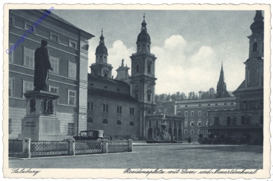 ak120698 Salzburg, Residenzplatz mit Dom und Mozartdenkmal