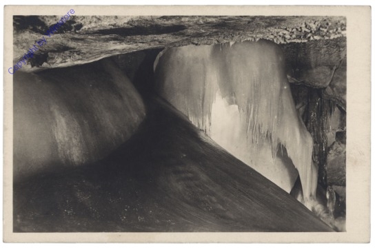 Dachstein-Rieseneishöhle, Großer Wasserfall im Parzivaldom bei elektrischer Beleuchtung
