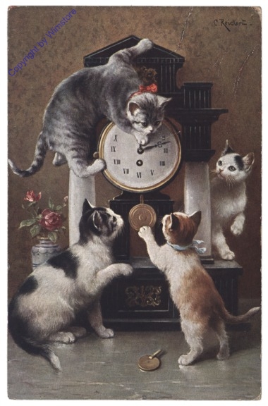 Katzen spielen mit einer Uhr