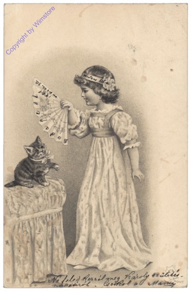 Mädchen spielt mit Katze