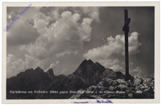 Innsbruck, Gipfelkreuz am Hafelekar gegen Brandjoch u. kl. Solstein