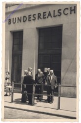 Männer vor der Bundesrealschule