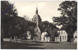 Insel Fehmarn, Ostseebad Burg, Breite Straße mit Museum und Kirche