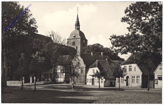 Insel Fehmarn, Ostseebad Burg, Breite Straße mit Museum und Kirche