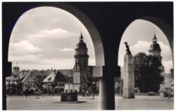 Freudenstadt, Blick vom Stadthaus auf Stadtkirche und Gedenksäule