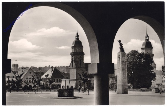 Freudenstadt, Blick vom Stadthaus auf Stadtkirche und Gedenksäule