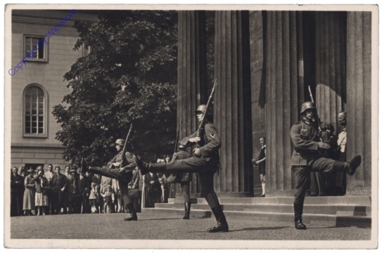 Berlin, Ehrenmal, Ablösung der Wachtposten
