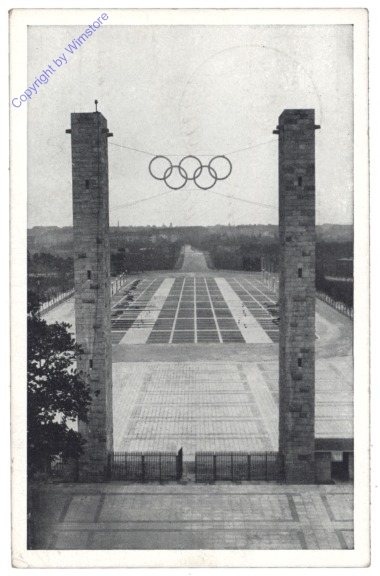 Berlin, Reichssportfeld, Blick von der Deutschen Kampfbahn durch das Osttor
