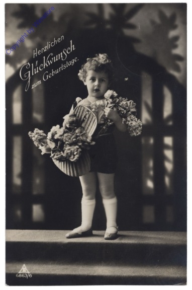 ak128226 Kind mit vielen Blumen, Geburtstag