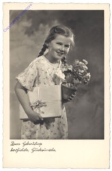 Mädchen mit Blumen und Geschenk, Geburtstag
