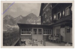 Ramsau, Austriahütte am Fuß der Dachsteinwände