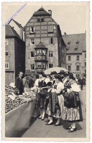 ak129990 Trachtengruppe am Markt