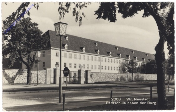ak133486 Wiener Neustadt, Parkschule neben der Burg