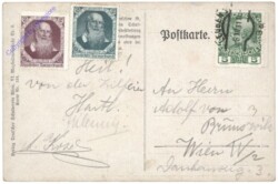 Baby unter dem Christbaum