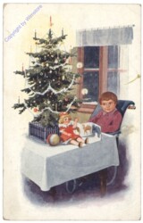 Kind im Rollstuhl vor dem gedeckten Tisch