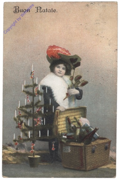 ak133859 Mädchen vor dem Baum