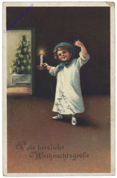 Kind leuchtet den Weg zum Christbaum