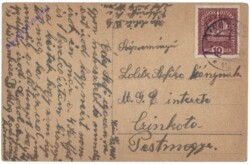 Kind leuchtet den Weg zum Christbaum