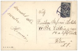 ak133869a Mädchen beim Spaziergang im Wald