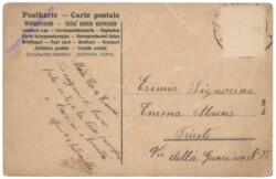 Zwei Mädchen küssen sich unter dem Mistelzweig