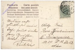 Christkind und Weihnachtsmann verteilen Geschenke