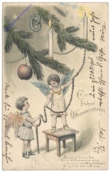 Engerl schmücken den Baum