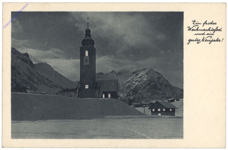 Verschneites Dorf am Abend