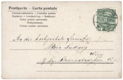 Haus am verschneiten Bach